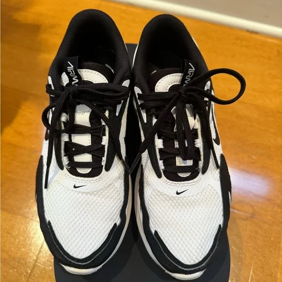 Women’s Nike Air Sneakers - Picture 4 of 4